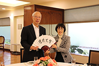 Prof. Fanny Cheung (right), Pro-Vice-Chancellor of CUHK, presents a souvenir to Prof. Tan Shusen